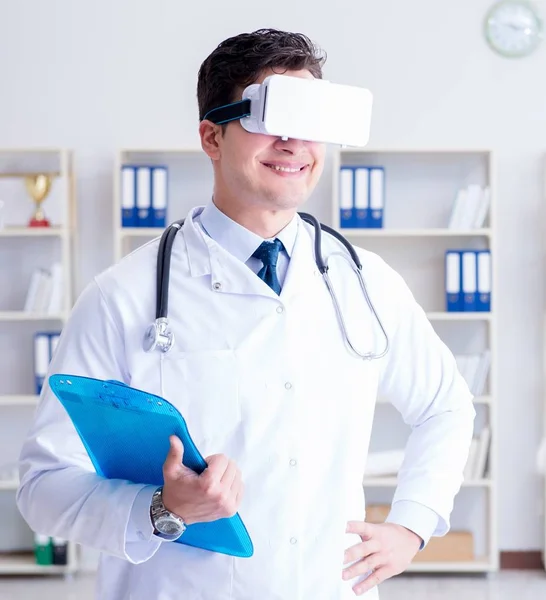 Ung läkare med vr virtuell verklighet headset arbetar i offi — Stockfoto
