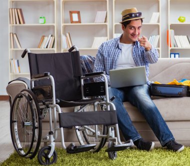 Pasif adam dizüstü bilgisayarla internetten seyahat rezervasyonu