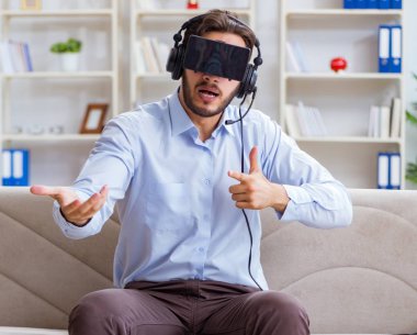 Öğrenci oyuncu evde oyun oynuyor