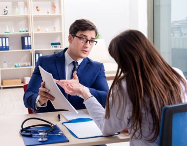 Sağlık sigortası sözleşmesi imzalayan adam