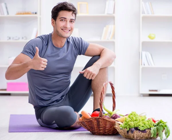 Homem promovendo os benefícios da alimentação saudável e fazendo esportes — Fotografia de Stock