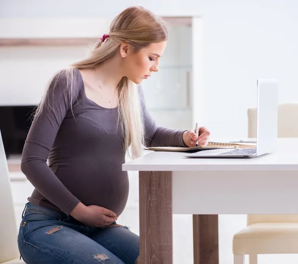 Schwangere zu Hause bereitet sich auf die Geburt vor — Stockfoto