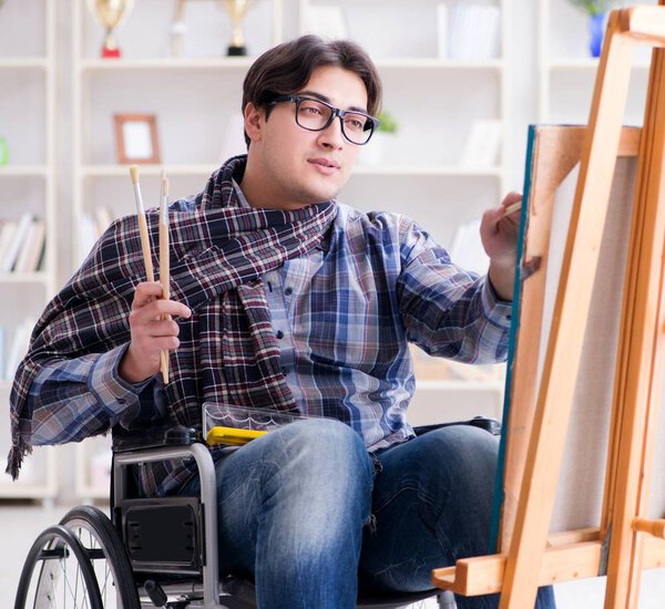 Картина художника-инвалида в студии