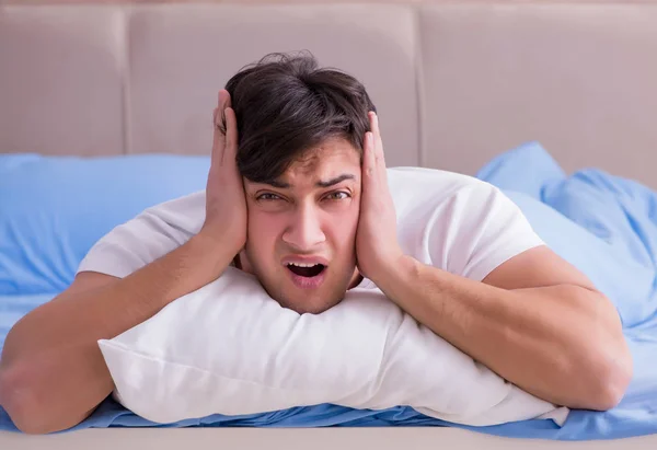 침대에 누워 불면증으로 고생하는 사람 — 스톡 사진