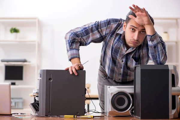 Ingeniero joven que repara el sistema musical de alta fidelidad —  Fotos de Stock