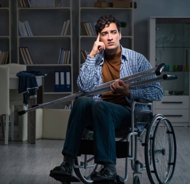 Tekerlekli sandalyede depresyon geçiren bir adam
