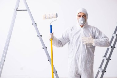 İnşaat alanında çalışan bir ressam.