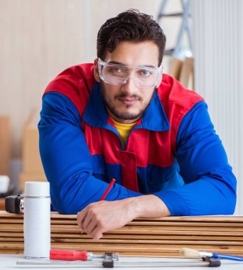 Yooung marangoz boyayla uğraşıyor.