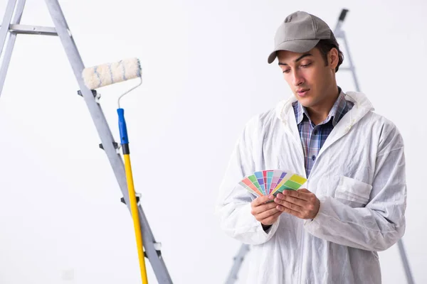 Pintor trabajando en obra — Foto de Stock