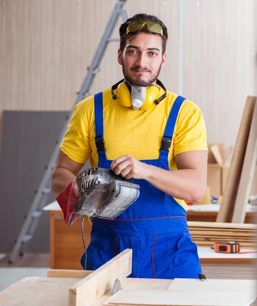 Timmerman werkt in de werkplaats — Stockfoto