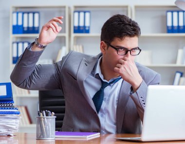 İşadamı işyerinde aşırı derecede terliyor ve kötü kokuyor.