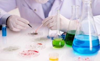 Laboratuvarda virüs aşısı üzerinde çalışan erkek doktor.