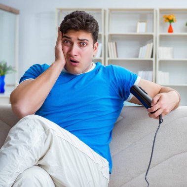 Adamın evde aşırı derecede terlemesi ve kötü kokması.