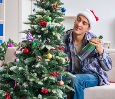 Adam noel partisinden sonra akşamdan kalma.