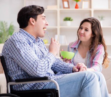 Genç bir aile birbirine göz kulak oluyor.