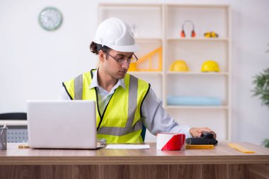 Ofiste çalışan genç erkek mimar.