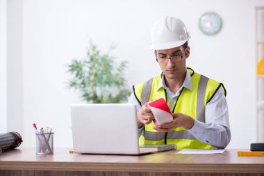 Ofiste çalışan genç erkek mimar.