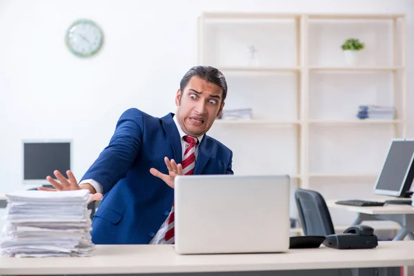 Junge männliche Geschäftsmann sitzt im Büro — Stockfoto