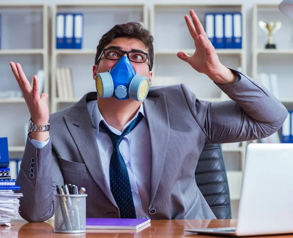 Empresario sudando excesivamente oliendo mal en la oficina en el trabajo —  Fotos de Stock