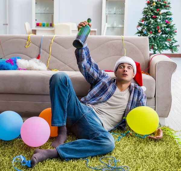 Mann hatte nach Weihnachtsfeier Kater — Stockfoto