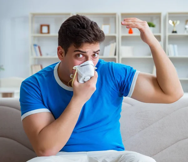 Hombre sudando excesivamente oliendo mal en casa —  Fotos de Stock