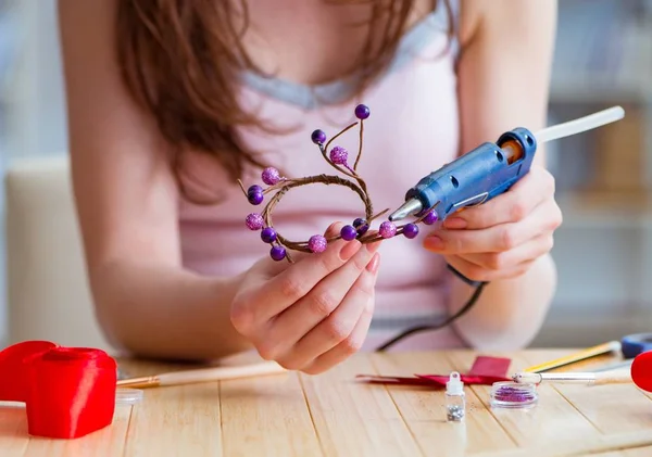 Vrouw die thuis sieraden maakt — Stockfoto