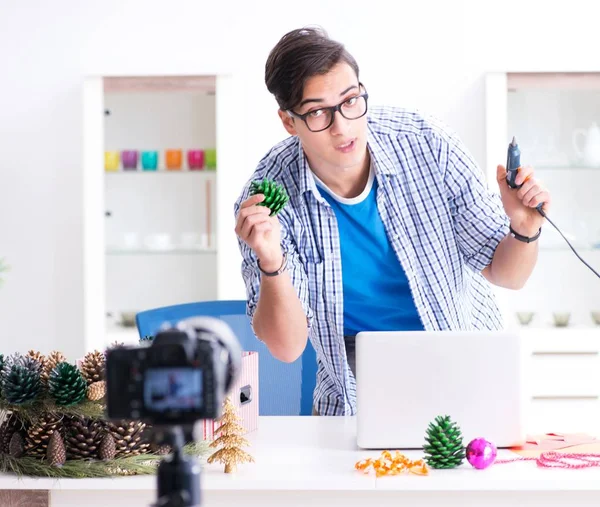 Mladý vlogger nahrávání videa dělá vánoční dekorace — Stock fotografie