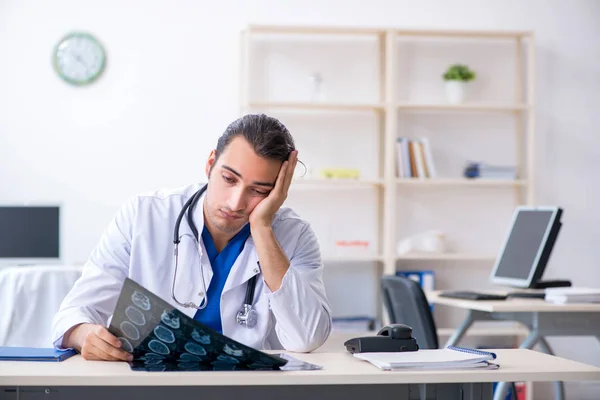 Klinikte çalışan genç erkek doktor. — Stok fotoğraf