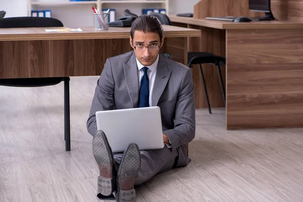 Homem de negócios infeliz no escritório — Fotografia de Stock