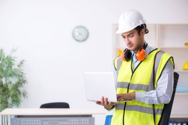 Ofiste çalışan genç erkek mimar.