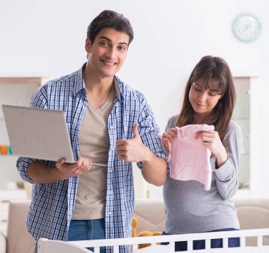 Genç ebeveynler ilk bebeklerini bekliyorlar.