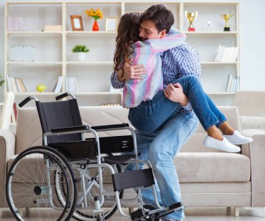 Genç bir aile birbirine göz kulak oluyor.