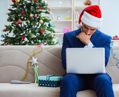 Noel 'de evde çalışan bir iş adamı.