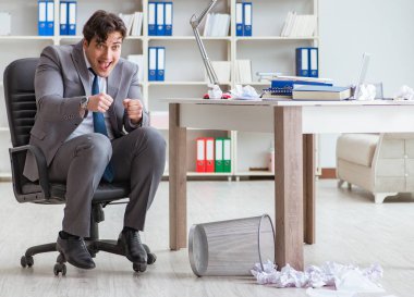 İş adamı işte ara verirken eğleniyor.