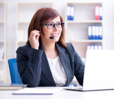 Müşterilerle çalışan çağrı merkezi operatörü