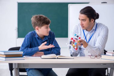 Moleküler modeli açıklayan genç erkek öğretmen