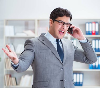 Ofiste çalışan genç bir işadamı.