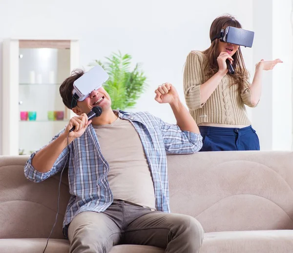 Par de karaoke cantando com óculos de realidade virtual — Fotografia de Stock