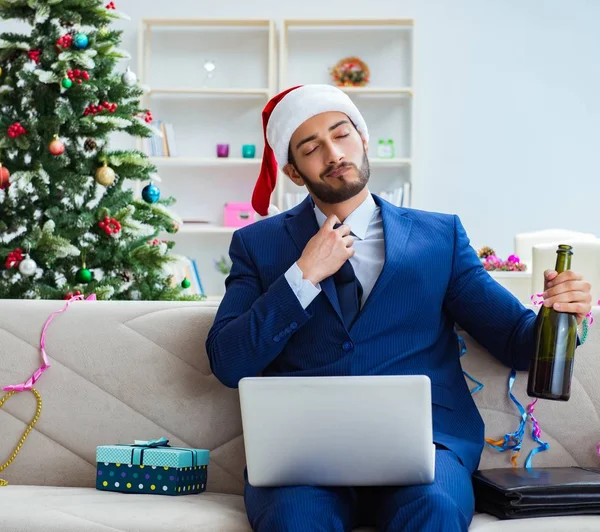 Biznesmen pracujący w domu podczas świąt Bożego Narodzenia — Zdjęcie stockowe