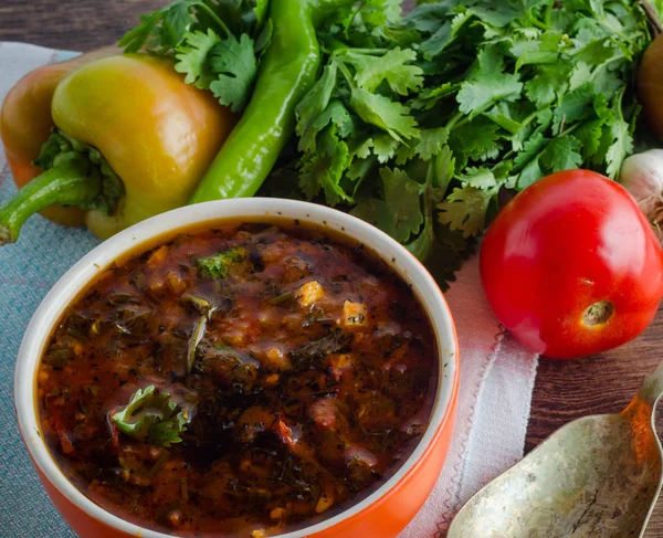 Bol de soupe traditionnelle Borscht sur la table — Photo