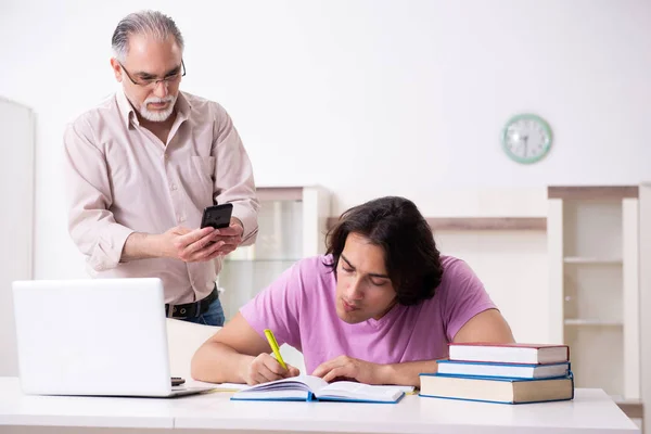 Viejo padre ayudando a su hijo en la preparación del examen — Foto de Stock