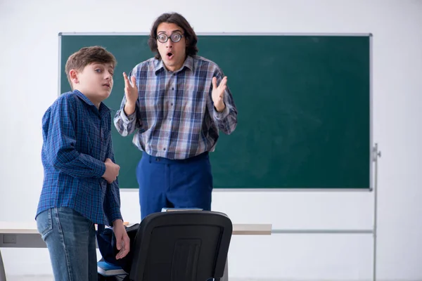 Rolig manlig lärare och pojke i klassrummet — Stockfoto