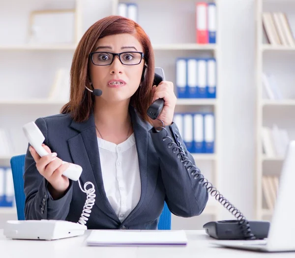 Assistente de call center frustrado respondendo a chamadas — Fotografia de Stock