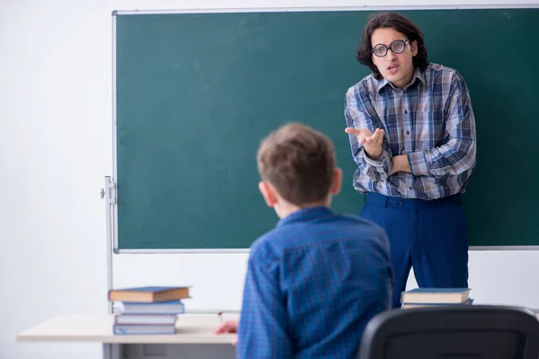 Αστείο αρσενικό δάσκαλος και το αγόρι στην τάξη — Φωτογραφία Αρχείου