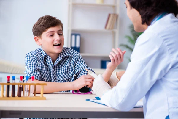 Niño en concepto de transfusión sanguínea — Foto de Stock