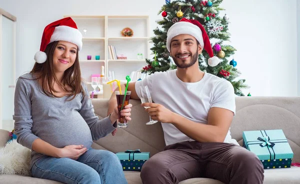 Genç aile Noel 'i kutlayan bir bebek bekliyor. — Stok fotoğraf