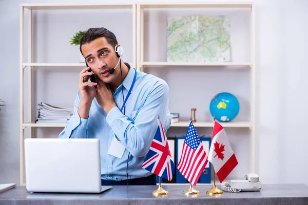 Giovane agente di viaggio maschile che lavora in ufficio — Foto Stock