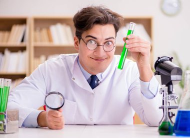 Çılgın bilim adamı bir laboratuarda deneyler yapıyor.