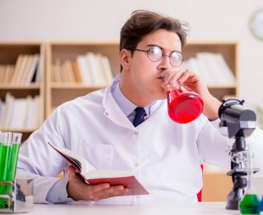 Çılgın bilim adamı bir laboratuarda deneyler yapıyor.