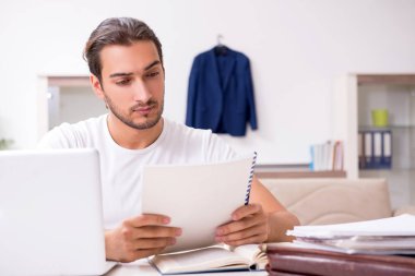 Evde sınava hazırlanan genç bir erkek öğrenci.
